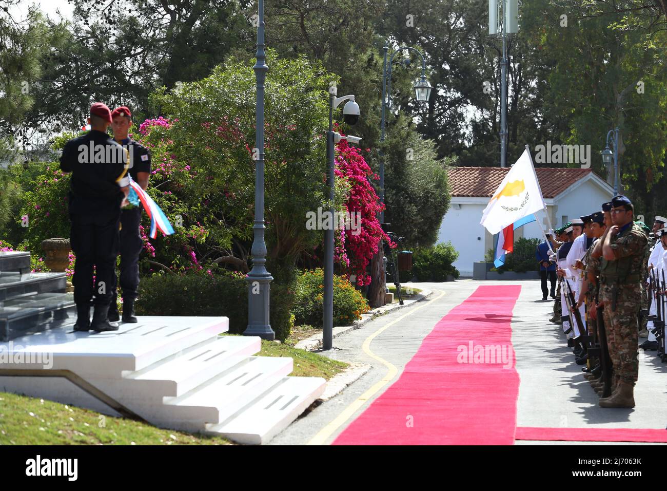 Le détachement militaire est prêt pour l'arrivée de Xavier Bettel, Nicosie, Chypre, le 5 mai 2022. Le Premier ministre luxembourgeois, M. Xavier Bettel, se rend à Chypre et est reçu par le Président de la République, M. Nicos Anastasiades, au Palais présidentiel. (Photo de Kostas Pikoulas/Sipa USA). Banque D'Images