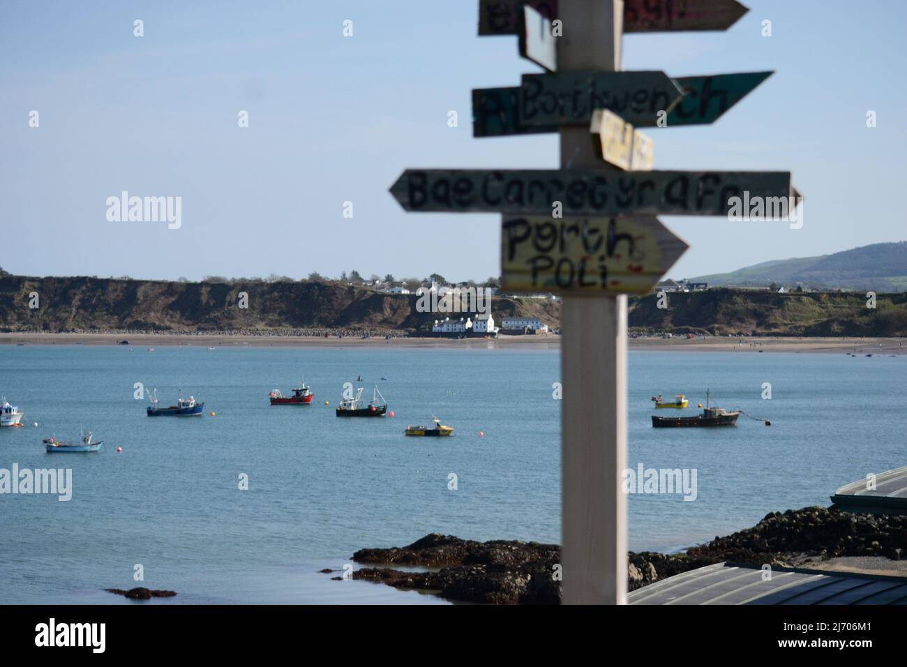 Vue depuis Morfa Nefyn (pays de Galles du Nord) de l'autre côté de la baie avec bateaux de pêche et de loisirs sur l'eau. Banque D'Images