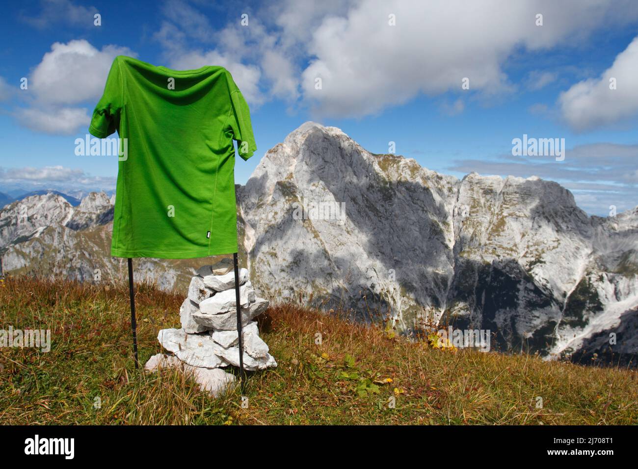 Chemise verte séchant au soleil au sommet d'une montagne dans le parc national Triglav, Slovénie Banque D'Images