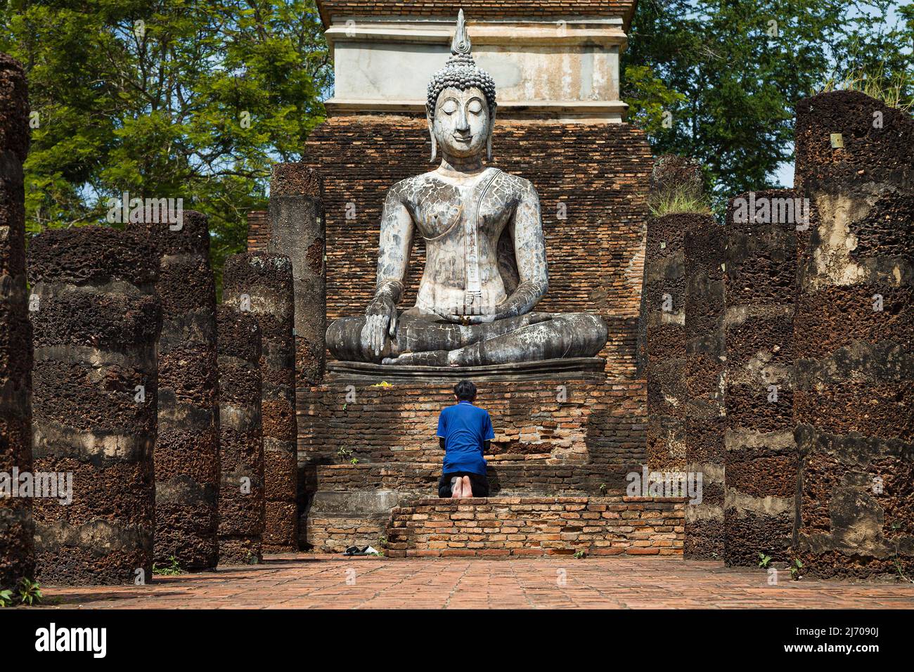 Sukhothai, Thaïlande - 2 septembre 2018 : le dévot priant devant le Bouddha du Wat Traphang Ngoen à Sukhothai, Thaïlande. Banque D'Images