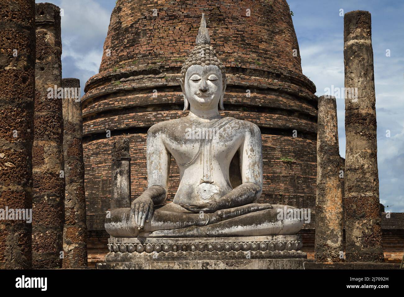 Bouddha assis à Wat sa si, Sukhothai, Thaïlande. Banque D'Images