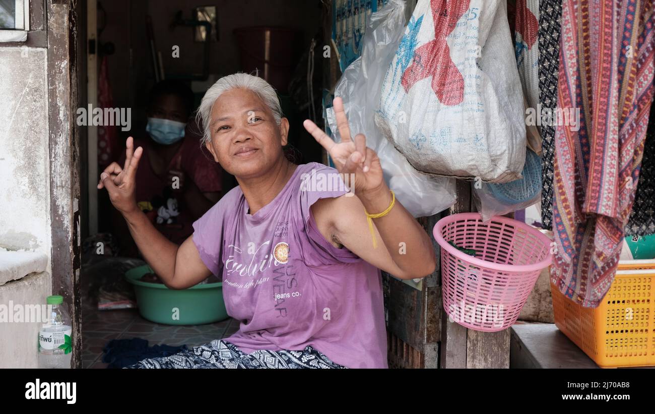 La dame grise âgée aux cheveux sur la route d'Asoke Asok Montri Road aka soi Sukhumvit 21 Klong Toey Bangkok Thaïlande Banque D'Images