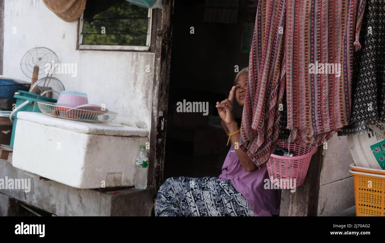 La dame grise âgée aux cheveux sur la route d'Asoke Asok Montri Road aka soi Sukhumvit 21 Klong Toey Bangkok Thaïlande Banque D'Images