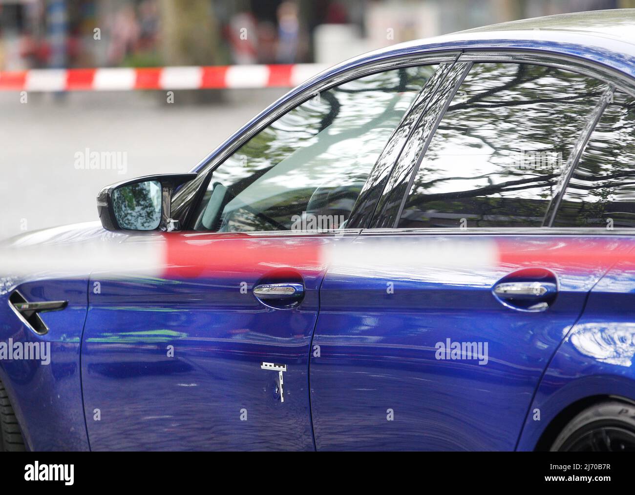 05 mai 2022, Rhénanie-du-Nord-Westphalie, Duisbourg : sur le marché, une voiture filmée à porte du conducteur. Quatre personnes ont été blessées lors d'une fusillade dans une rue ouverte mercredi (04.05.2022). Quinze personnes ont été temporairement mises en garde à vue, ont déclaré la police et les procureurs jeudi. Une équipe d'homicides a pris la relève de l'enquête. Photo: Roland Weihrauch/dpa Banque D'Images