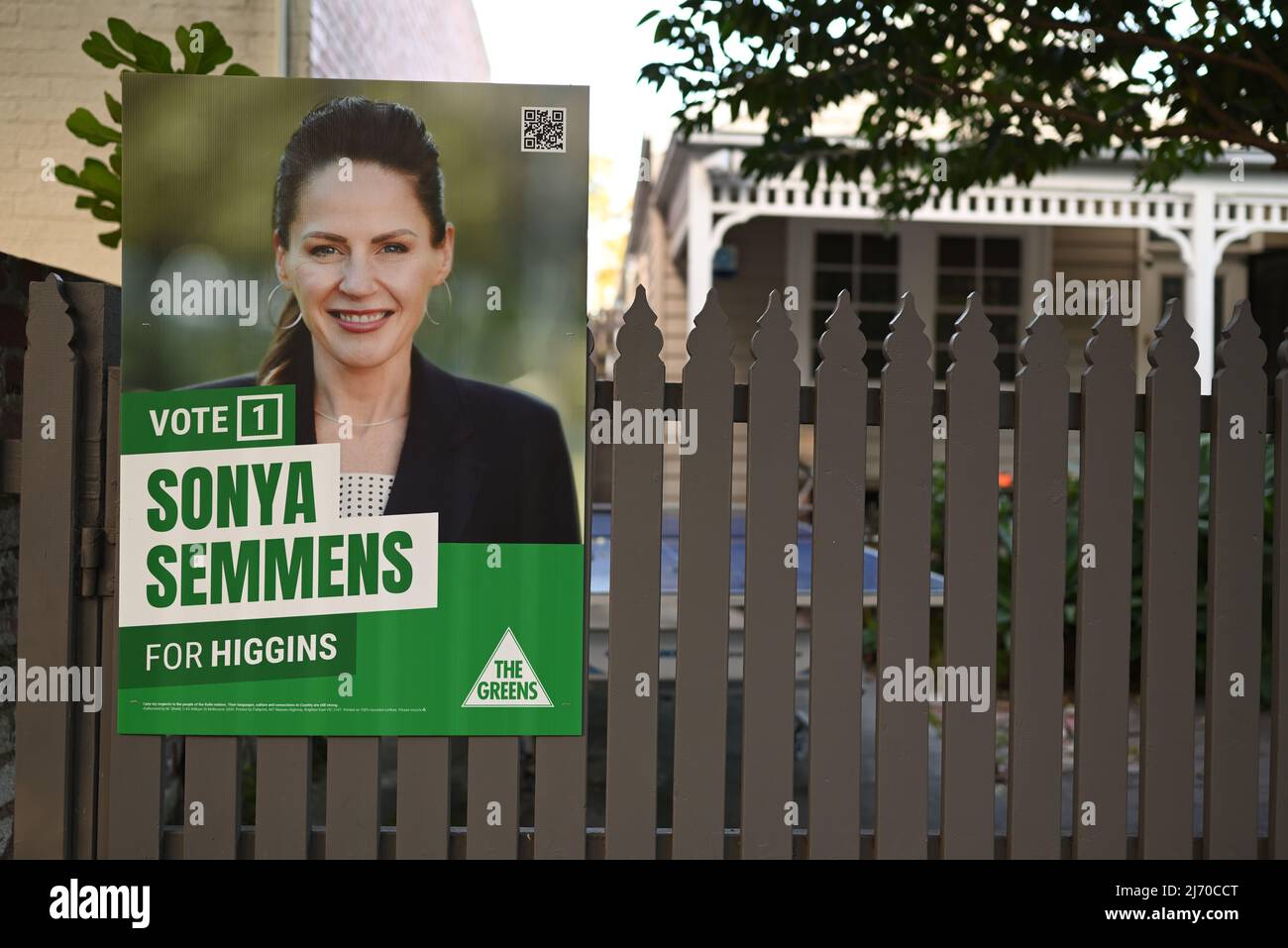 Panneau de campagne pour Sonya Semmens, candidat des Verts à l'électorat de Higgins aux prochaines élections fédérales, sur une porte en bois Banque D'Images