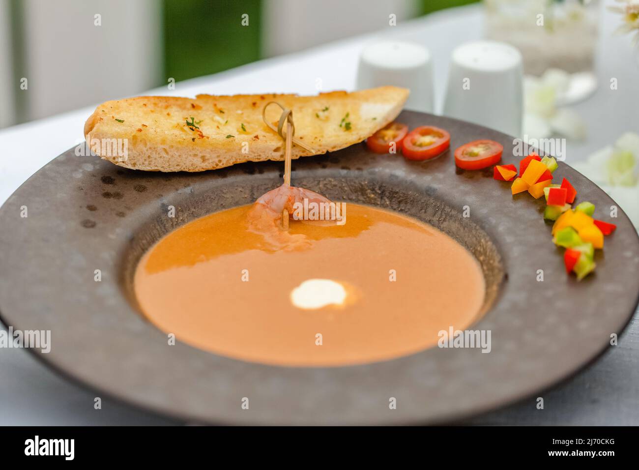 Cuisine fine - soupe de homard dans un restaurant de luxe. Une assiette de soupe de fruits de mer en purée Banque D'Images