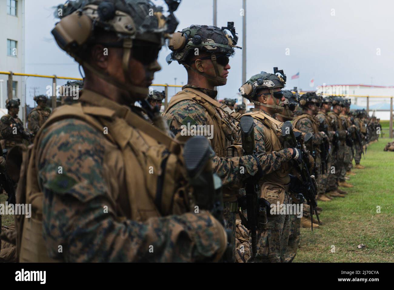 Les Marines des États-Unis, avec leur bataillon du 3D, 2D Marines, effectuent une inspection d'intervention rapide au Camp Schwab, Okinawa, Japon, le 3 mai 2022. Les inspections régulières à court préavis garantissent que les Marines du MEF III restent prêtes à déployer et à maintenir rapidement la sécurité régionale dans l'Indo-Pacifique. 3/2 est actuellement déployé dans le cadre de 4th Marines dans le cadre du Programme de déploiement de l'unité. (É.-U. Photo du corps marin par Cpl. Scott AuBuchon) Banque D'Images
