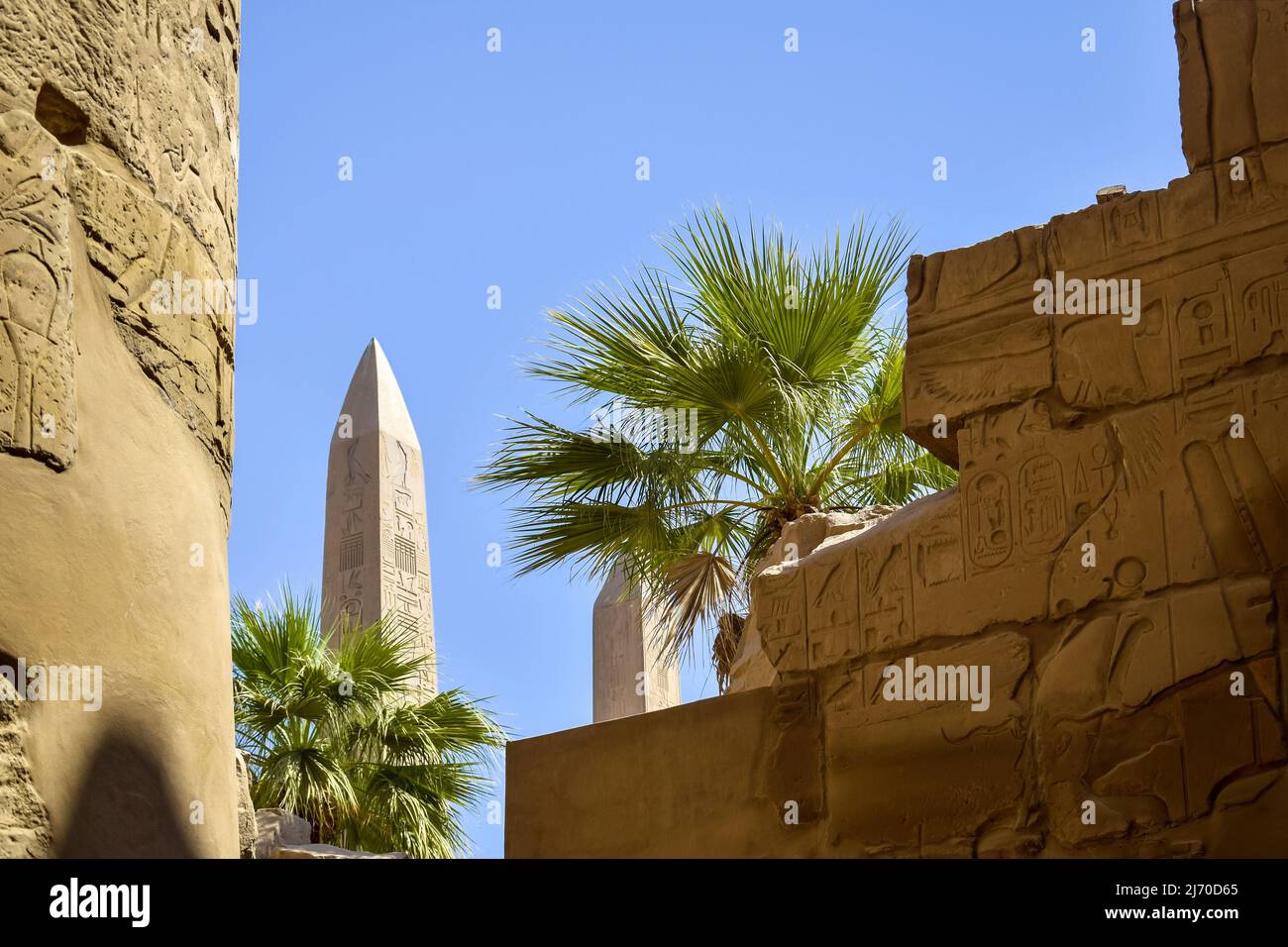 Ruines du temple de Karnak avec des statues, des sculptures et des colonnes sculptées avec des hiéroglyphes et des symboles égyptiens anciens (Thébes antiques). Luxor, Egyp Banque D'Images