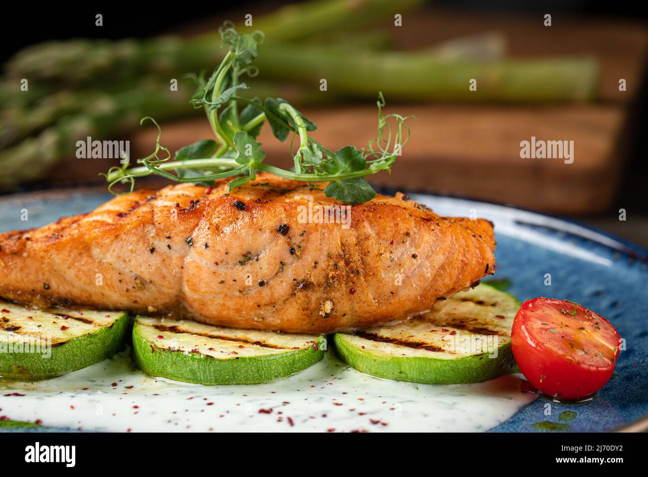 Steak de saumon grillé avec courgettes Banque D'Images