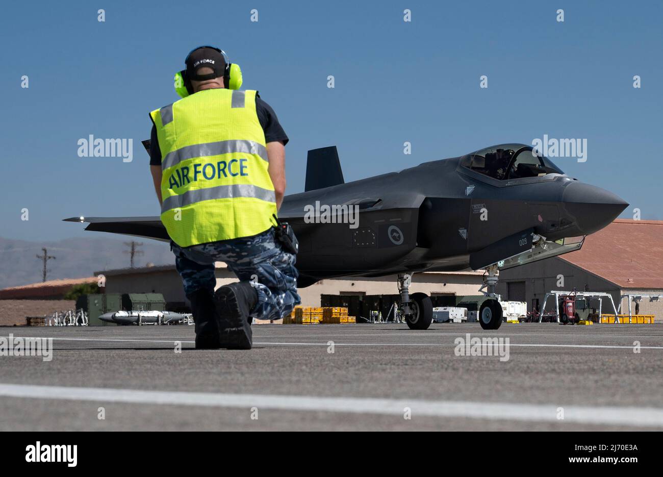 Un F-35A de la Royal Australian Air Force (RAAF) prend un taxi pour une mission à la base aérienne de Nellis, Nevada, le 27 avril 2022. Plusieurs F-35s de la RAAF conduisent une formation avec des avions américains pour accroître l'interopérabilité. (É.-U. Photo de la Force aérienne par William R. Lewis) Banque D'Images