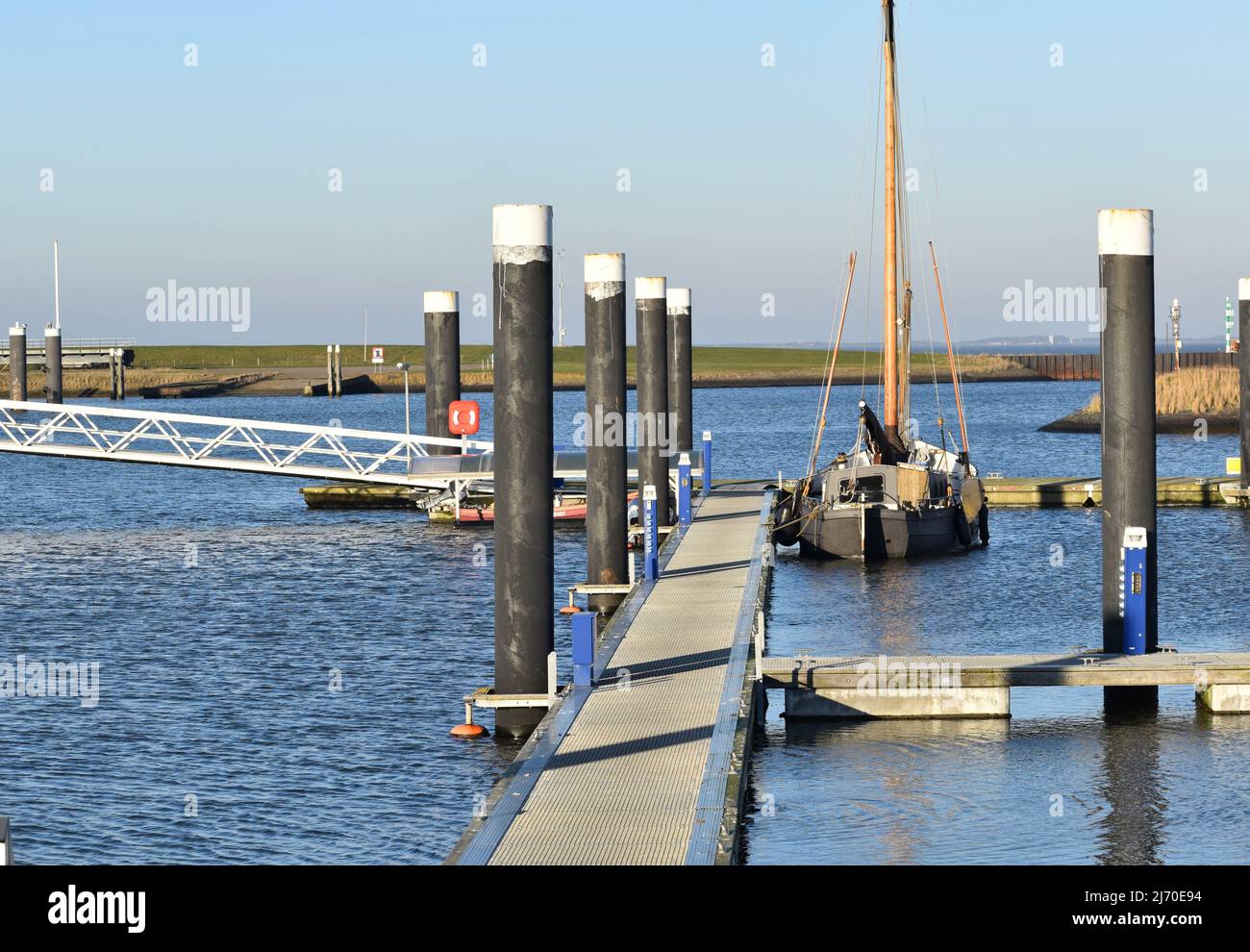 Ancien voilier sur la jetée dans le port, Lauwersoog, Groningen, pays-Bas Banque D'Images