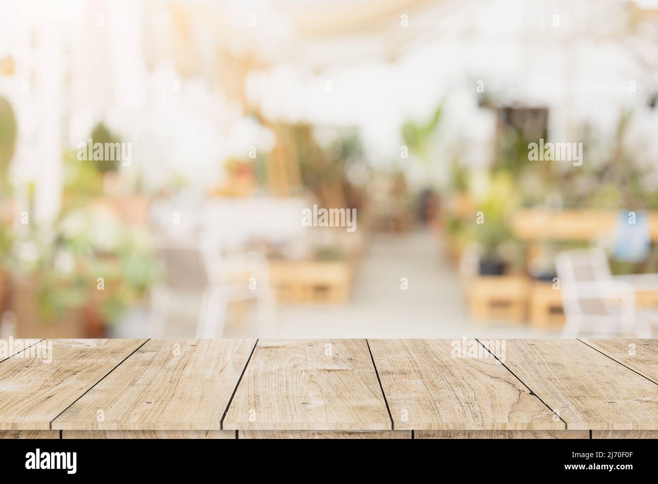 espace de table en bois avec blanc flou propre café confortable et restaurant pour la publicité produits montage arrière-plan Banque D'Images