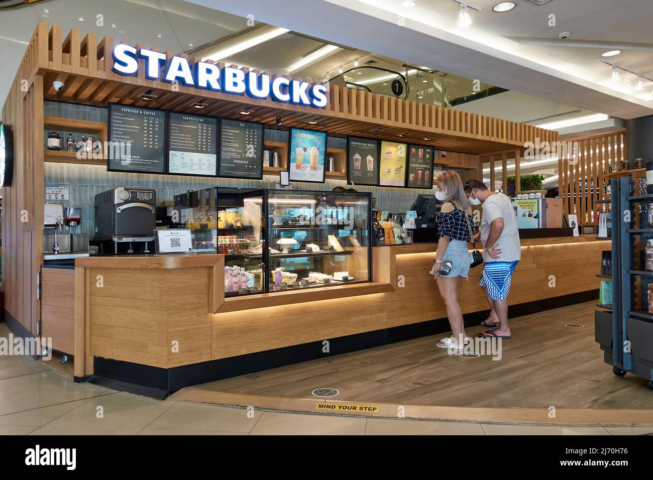 Présentoir de comptoir intérieur Starbucks avec les clients Banque D'Images