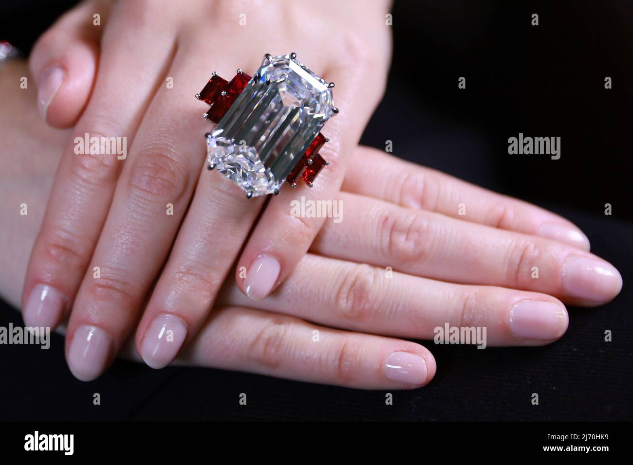 Un modèle possède un magnifique anneau en losange et rubis, fixé avec un  diamant de coupe en escalier de 80,08 carats, et accentué de rubis de coupe  en escalier de 1,11 à