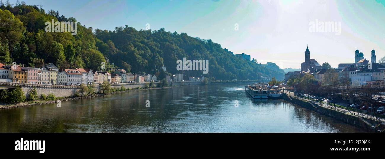 Panorama de Passau avec la rivière Inn (note de la rédaction: panorama a été automatiquement assemblé dans un ordinateur à partir de trois images, aucun changement numérique n'a été fait à la photo) Banque D'Images