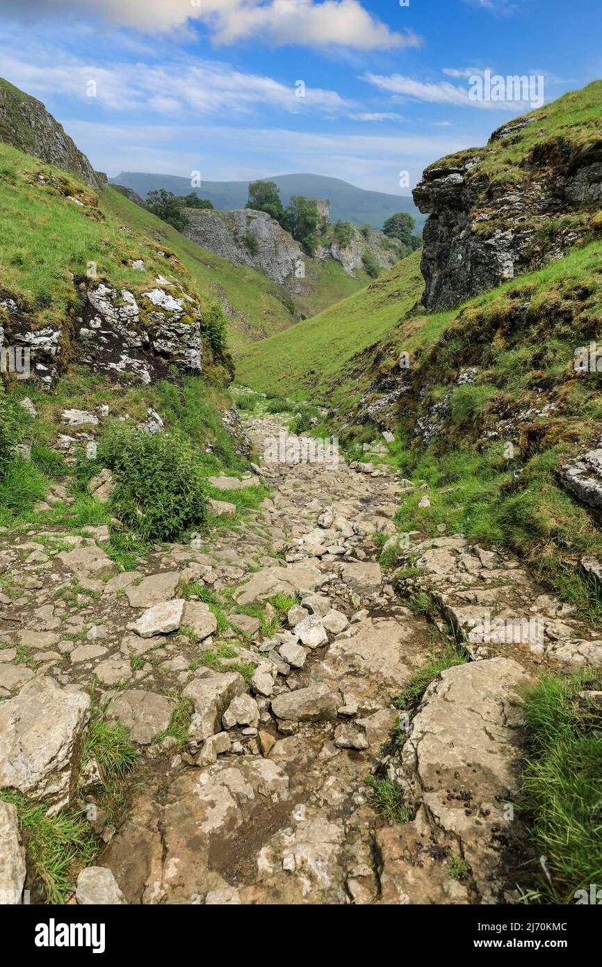 Cave Dale (ou Cavedale), une vallée calcaire sèche dans le Derbyshire Peak District, Castleton, Derbyshire, Angleterre, Royaume-Uni Banque D'Images