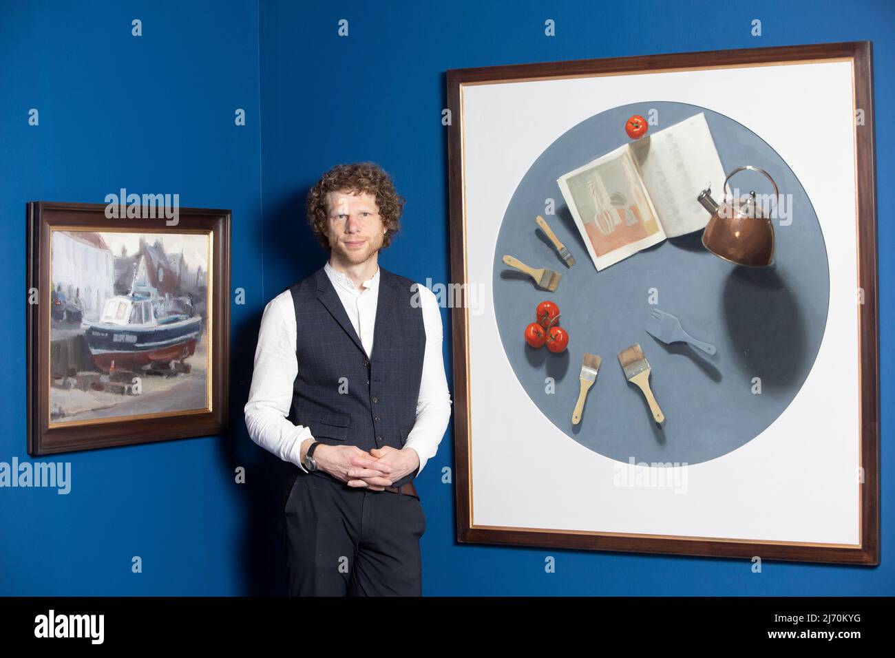 Édimbourg. Écosse. ROYAUME-UNI. 5th mai 2022. La galerie écossaise pour la nouvelle exposition d'Ewan McClure à l'intérieur comme à l'extérieur. Cette exposition présente des peintures encore en vie avec des compositions complexes vues à travers des miroirs inclinés pour jouer avec des idées de profondeur et d'illusion, ainsi que ses interprétations personnelles d'être immergé dans les paysages de Kirkcudbright. Photo: Pako Mera/Alay Live News Banque D'Images