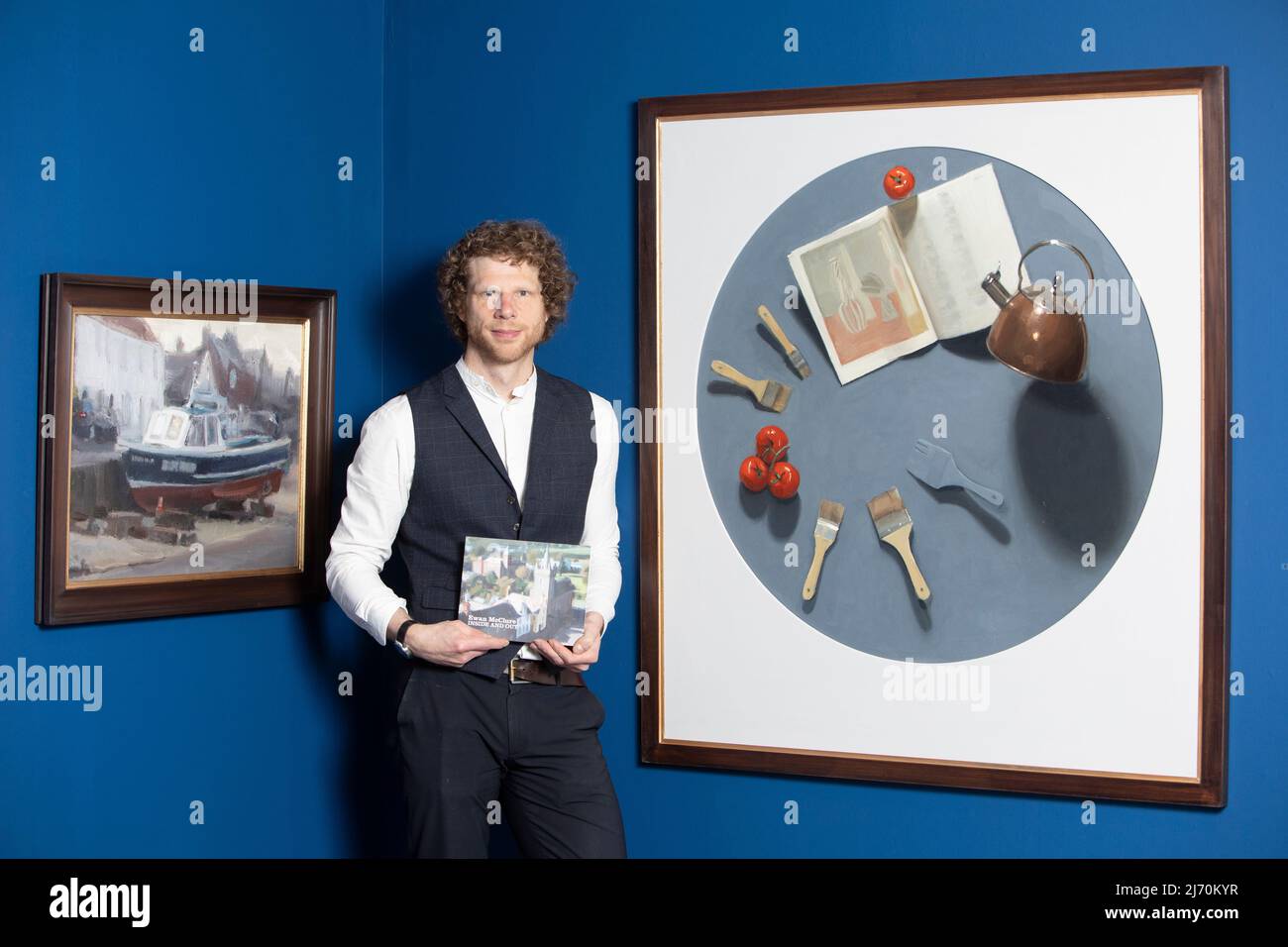 Édimbourg. Écosse. ROYAUME-UNI. 5th mai 2022. La galerie écossaise pour la nouvelle exposition d'Ewan McClure à l'intérieur comme à l'extérieur. Cette exposition présente des peintures encore en vie avec des compositions complexes vues à travers des miroirs inclinés pour jouer avec des idées de profondeur et d'illusion, ainsi que ses interprétations personnelles d'être immergé dans les paysages de Kirkcudbright. Photo: Pako Mera/Alay Live News Banque D'Images