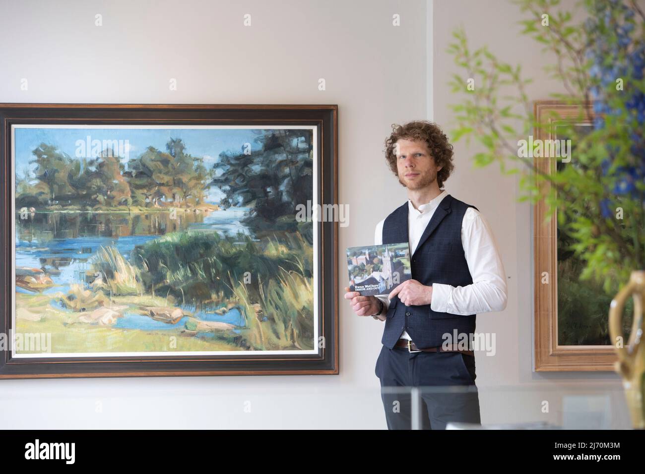 Édimbourg. Écosse. ROYAUME-UNI. 5th mai 2022. La galerie écossaise pour la nouvelle exposition d'Ewan McClure à l'intérieur comme à l'extérieur. Cette exposition présente des peintures encore en vie avec des compositions complexes vues à travers des miroirs inclinés pour jouer avec des idées de profondeur et d'illusion, ainsi que ses interprétations personnelles d'être immergé dans les paysages de Kirkcudbright. Photo: Pako Mera/Alay Live News Banque D'Images