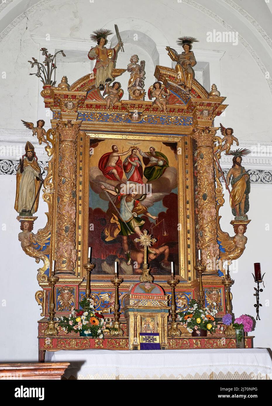 Ancona lignea del XVII secolo di Antonio Ramus e Nicolò Bracchi con olio su tela raffigurante la Madonna incoronata e S.Michele Arcangelo che scon Banque D'Images