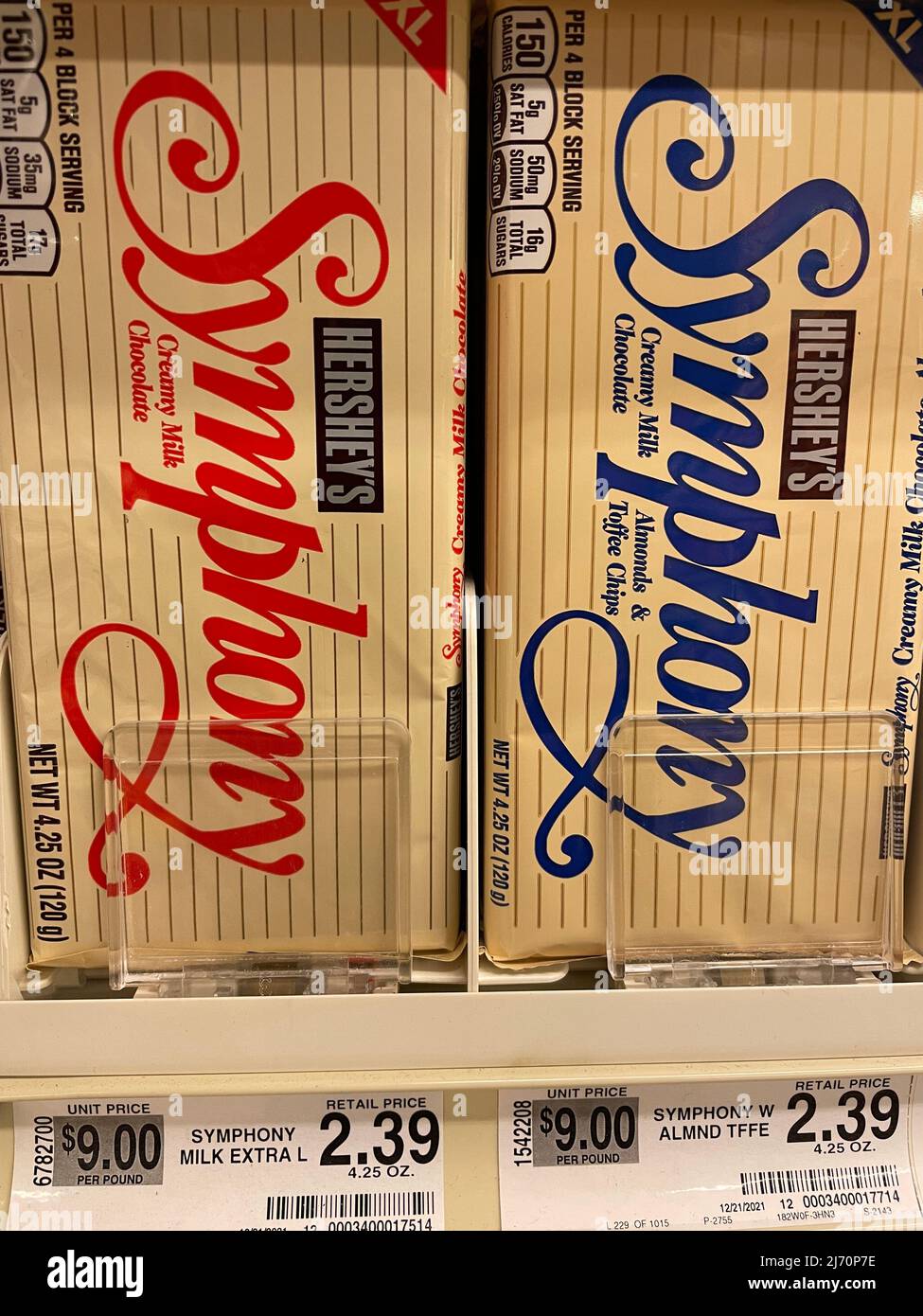 Grovetown, GA USA - 04 20 22: Barre de bonbons Symphony sur une étagère de magasin Banque D'Images