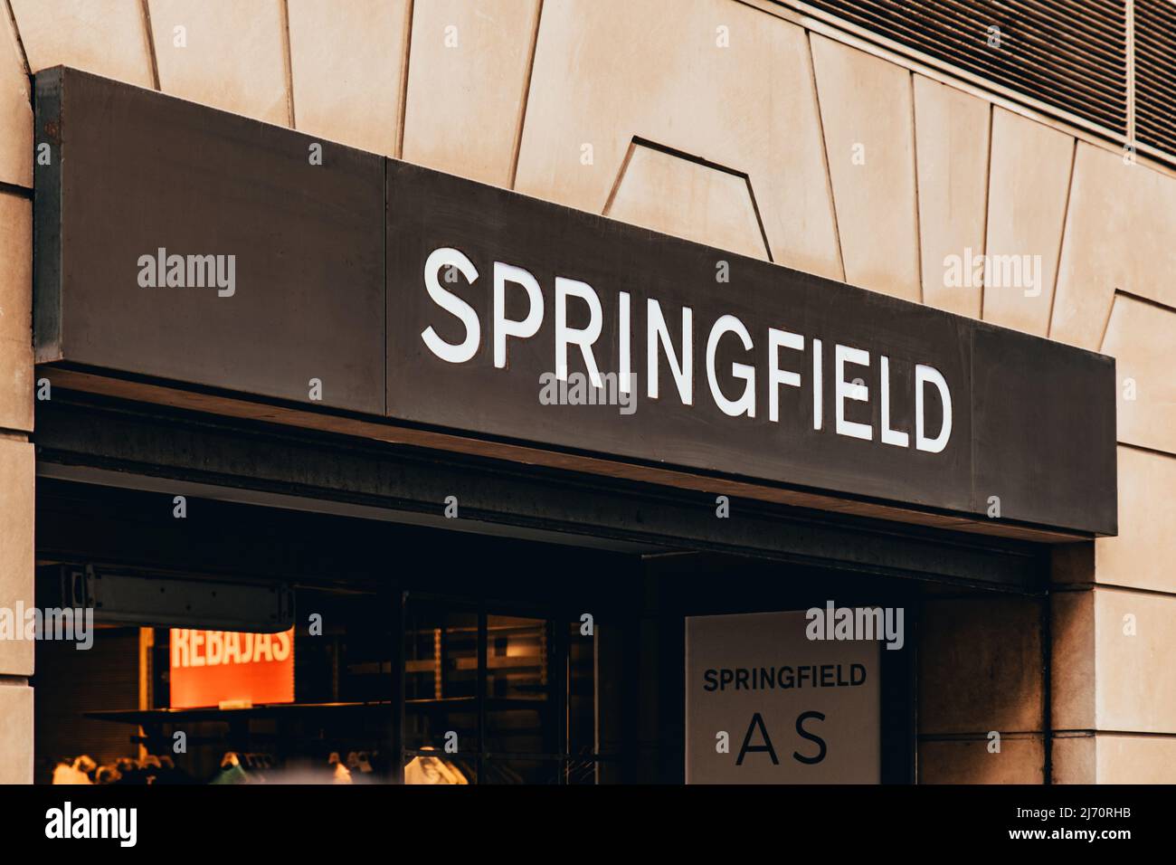 Valence, Espagne - avril 2022 : façade avec le logo de la boutique Springfield à Valence. Magasin de vêtements Springfield à Valence. Springfield est un espagnol c Banque D'Images