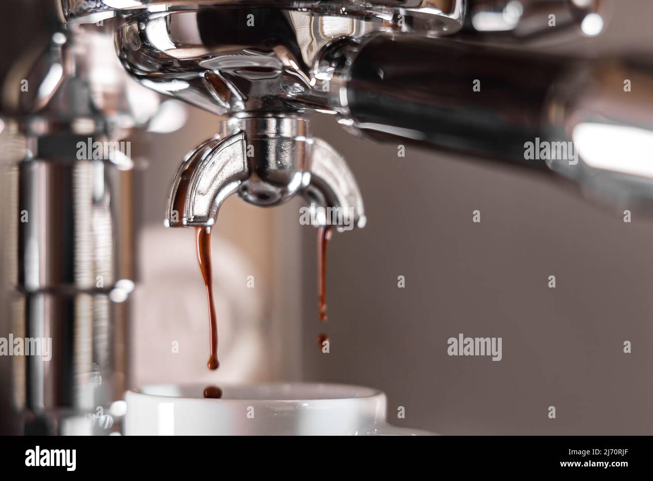 L'espresso s'écoule d'une machine professionnelle Banque D'Images