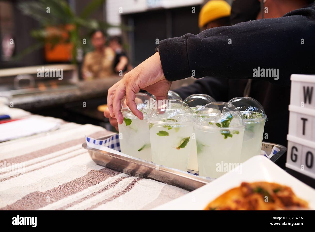 Un homme arrange un plateau de limonade fraîche dans une cabine de tacos Banque D'Images