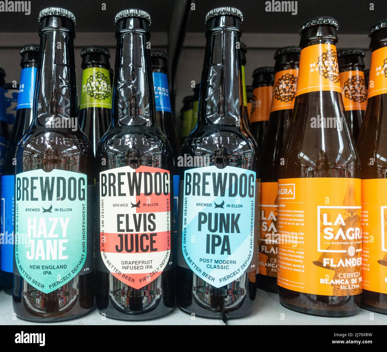 Bouteilles de bière Brechdog ( Hazy Jane, Elvis Juice, Punk IPA ) au supermarché espagnol Banque D'Images