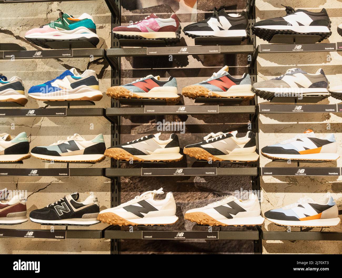 Chaussures New Balance, chaussures d'entraînement, chaussures décontractées dans un magasin de sport. Banque D'Images