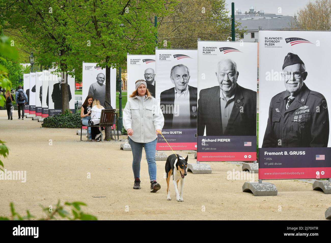 A la veille du premier jour du Festival de libération de Pilsen - célébration de la fin de la Seconde Guerre mondiale - la ville a été décorée avec des portraits de libérateurs, le 5 mai 2022, à Pilsen, République Tchèque. (Photo CTK/Miroslav Chaloupka) Banque D'Images