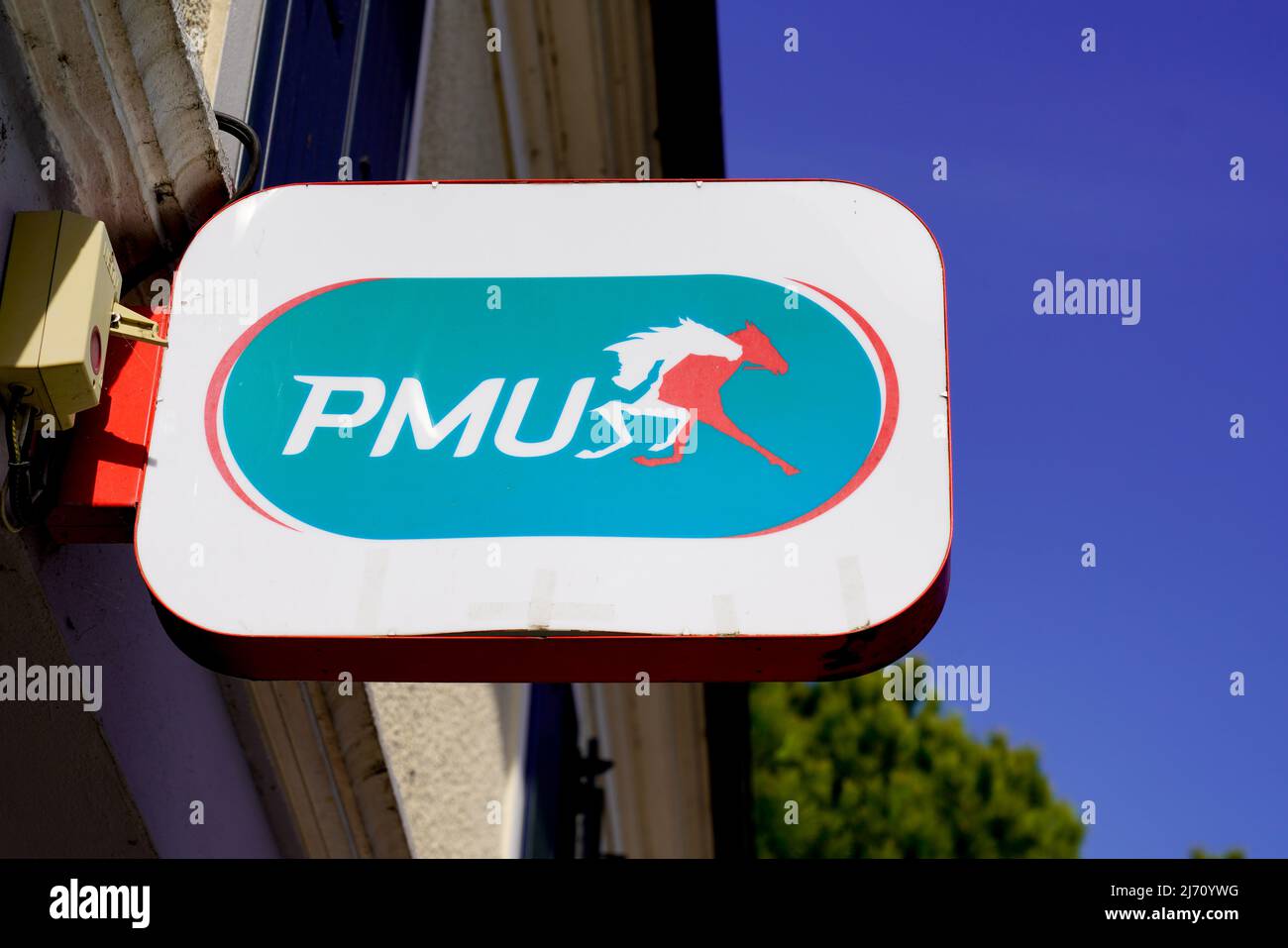 Bordeaux , Aquitaine France - 04 24 2022 : logo PMU marque et texte enseigne façade agence française pour le bureau de l'organisation du sport de Paris de course de chevaux Banque D'Images
