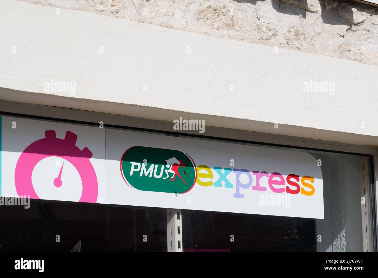 Bordeaux , Aquitaine France - 04 24 2022 : logo PMU express marque et texte signe avant entrée façade de bureau de Paris de course de cheval français Banque D'Images
