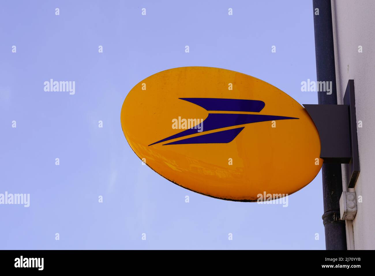 Bordeaux , Aquitaine France - 04 24 2022 : la poste affiche et logo marque sur le mur façade bureau poste français Banque D'Images