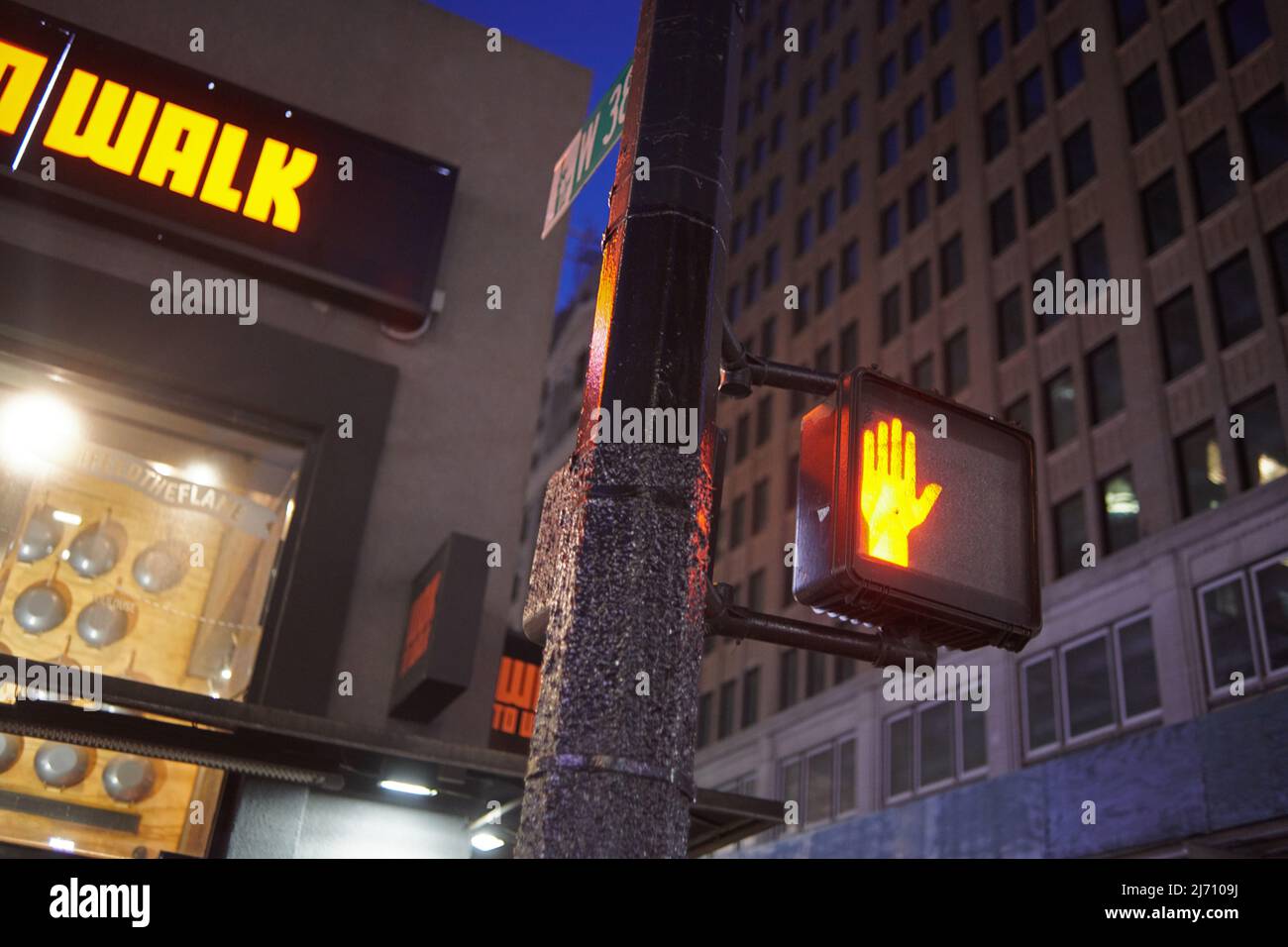 Le panneau d'arrêt piéton ne pas marcher montrant une main dans les rues de Manhattan, New York City dans la soirée Banque D'Images