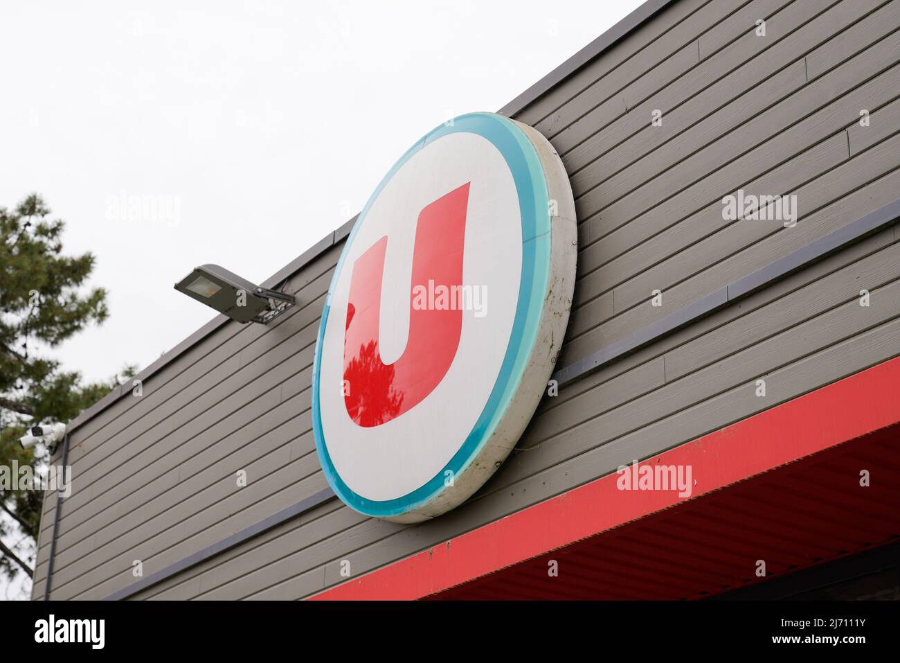 Bordeaux , Aquitaine France - 04 24 2022 : logo Super U signe u et texte marque pour supermarché français Banque D'Images