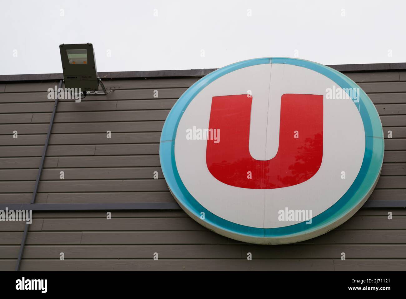Bordeaux , Aquitaine France - 04 24 2022 : texte du logo Super U et marque du supermarché u magasin marché français Banque D'Images