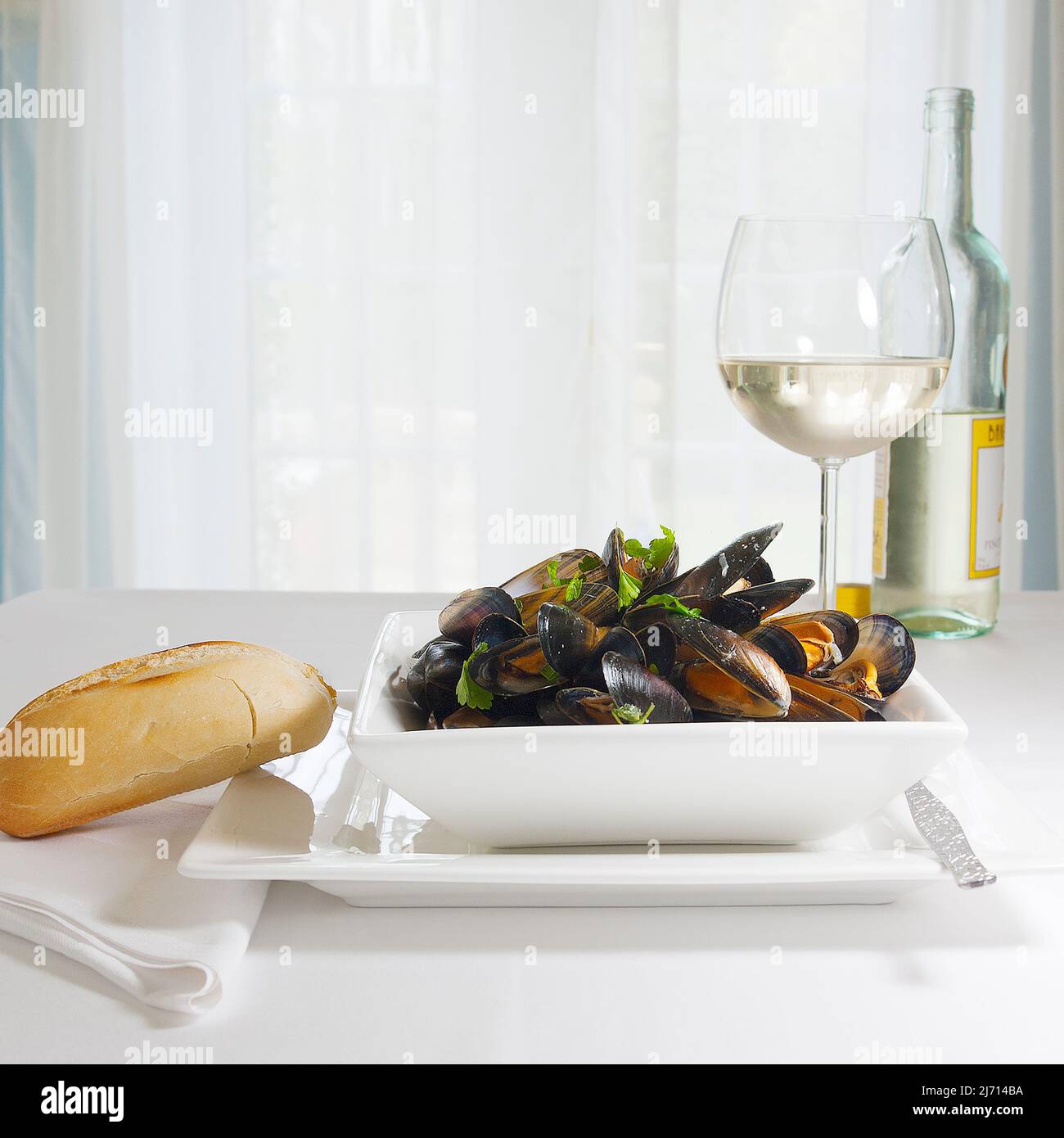 Moules cuites à la vapeur avec vin blanc, ail et persil Banque D'Images