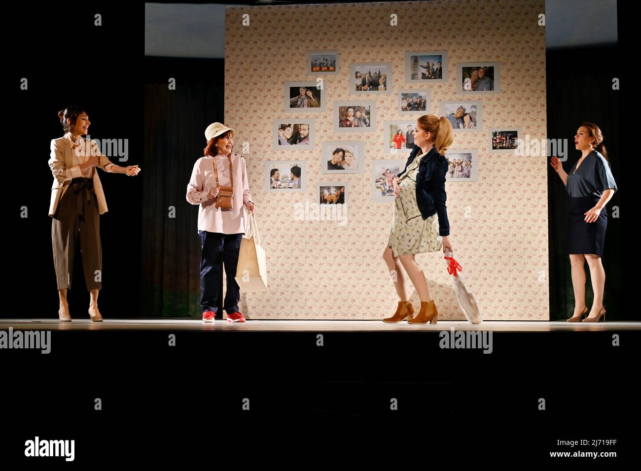 Lisa Julie Rauen, Brigitte Grothum, Debora Weigert und Ruth Macke BEI der Fotoprobe zu dem Theaterstück MONSIEUR CLAUDE Teil 2 im Schlosspark Theatre, Banque D'Images