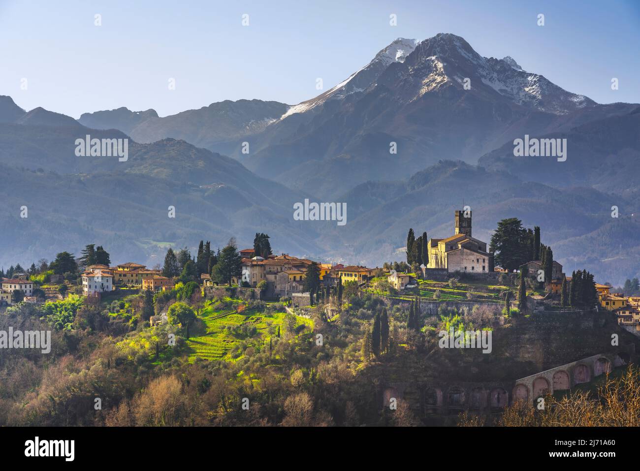 La ville de Barga et les montagnes Alpi Apuane en hiver. Garfagnana, Toscane, Italie Europe Banque D'Images