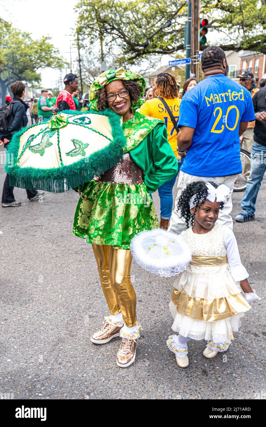 NOUVELLE-ORLÉANS, LA, États-Unis - 17 MARS 2019 : deux générations de groupes de danse et de marcheurs de poupées-bébés réunis pour le défilé indien de Mardi gras le Super Sunday Banque D'Images