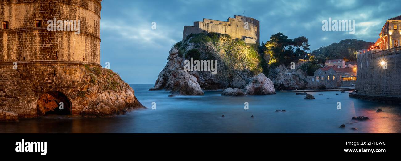 Le port et le château de Dubrovnik West la nuit Banque D'Images