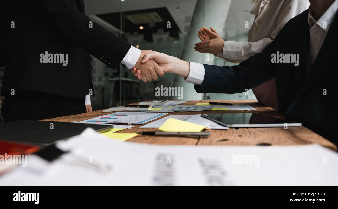 Les gens d'affaires se secouent la main, finissant la réunion, l'étiquette d'affaires, la félicitations, la fusion et le concept d'acquisition Banque D'Images