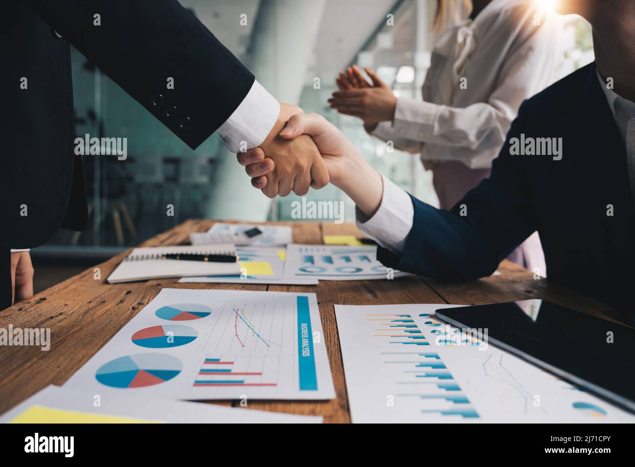 Les gens d'affaires se secouent la main, finissant la réunion, l'étiquette d'affaires, la félicitations, la fusion et le concept d'acquisition Banque D'Images
