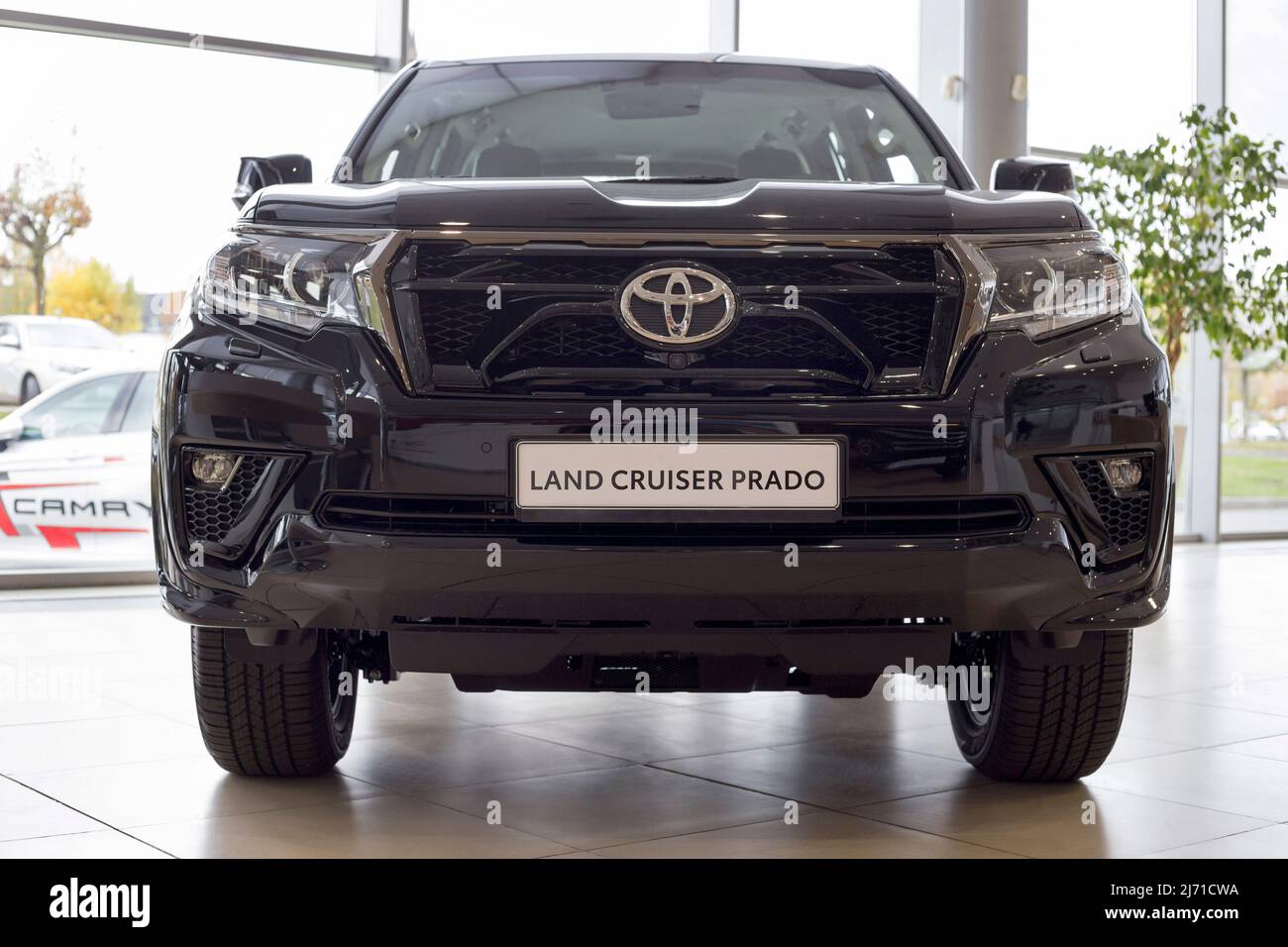 Russie, Izhevsk - 30 septembre 2021 : salle d'exposition Toyota. Nouveau Land Cruiser Prado moderne dans la salle d'exposition des concessionnaires. Vue avant. Célèbre marque mondiale. Banque D'Images