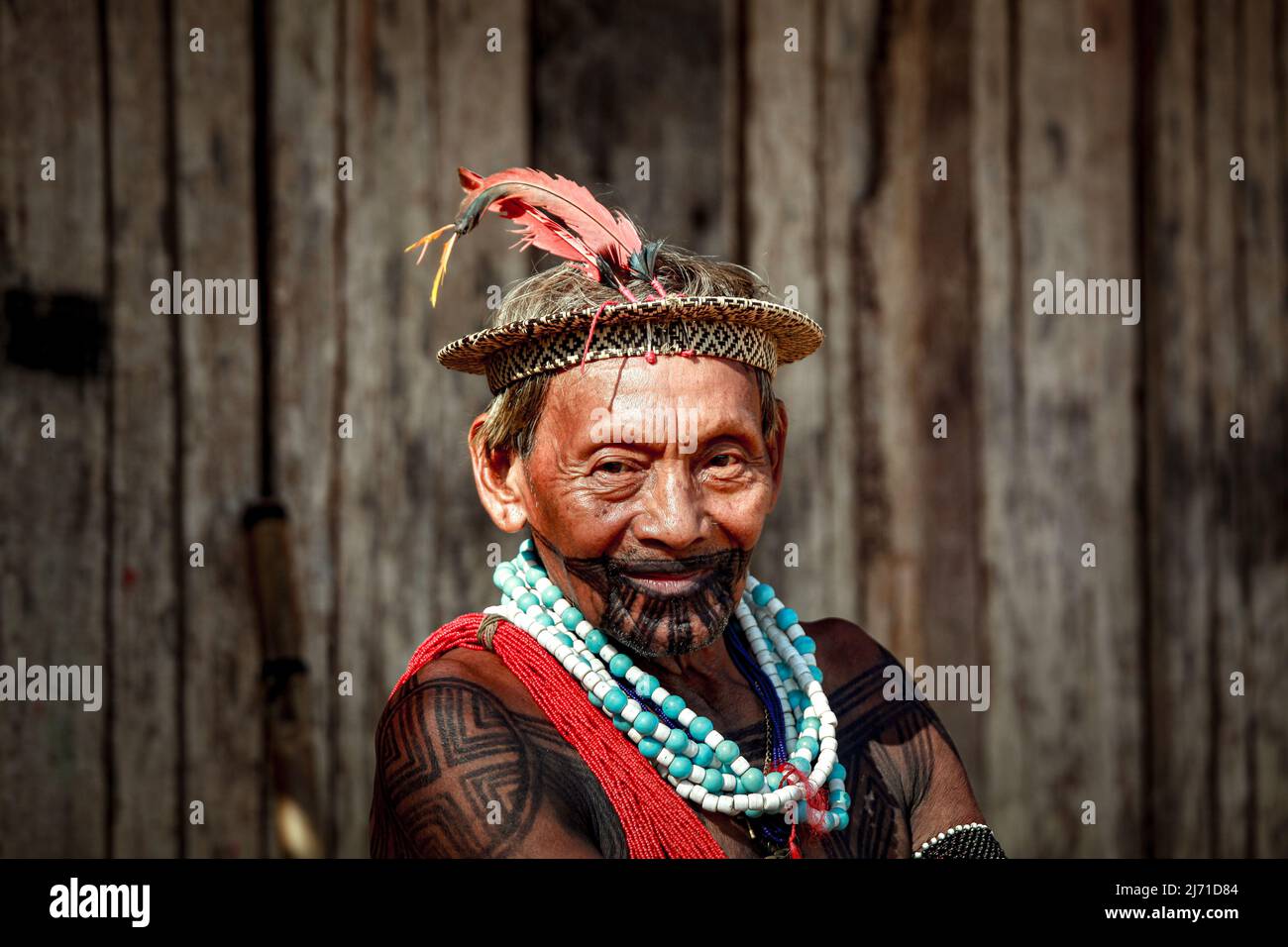Chef de la tribu indigène Asurini dans l'Amazonie brésilienne. Rivière Xingu, Brésil, 2010. Banque D'Images