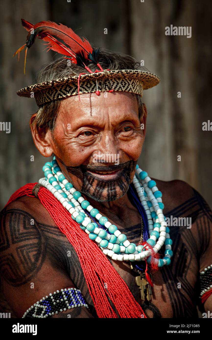 Chef de la tribu indigène Asurini dans l'Amazonie brésilienne. Rivière Xingu, Brésil, 2010. Banque D'Images