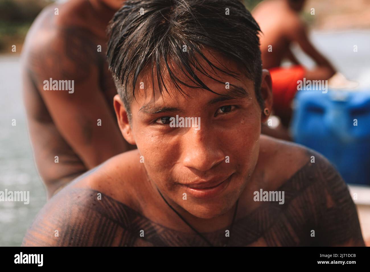 Un jeune indien de la tribu Asurini Amazone se baignant dans la rivière Xingu. Brésil, 2009. Banque D'Images