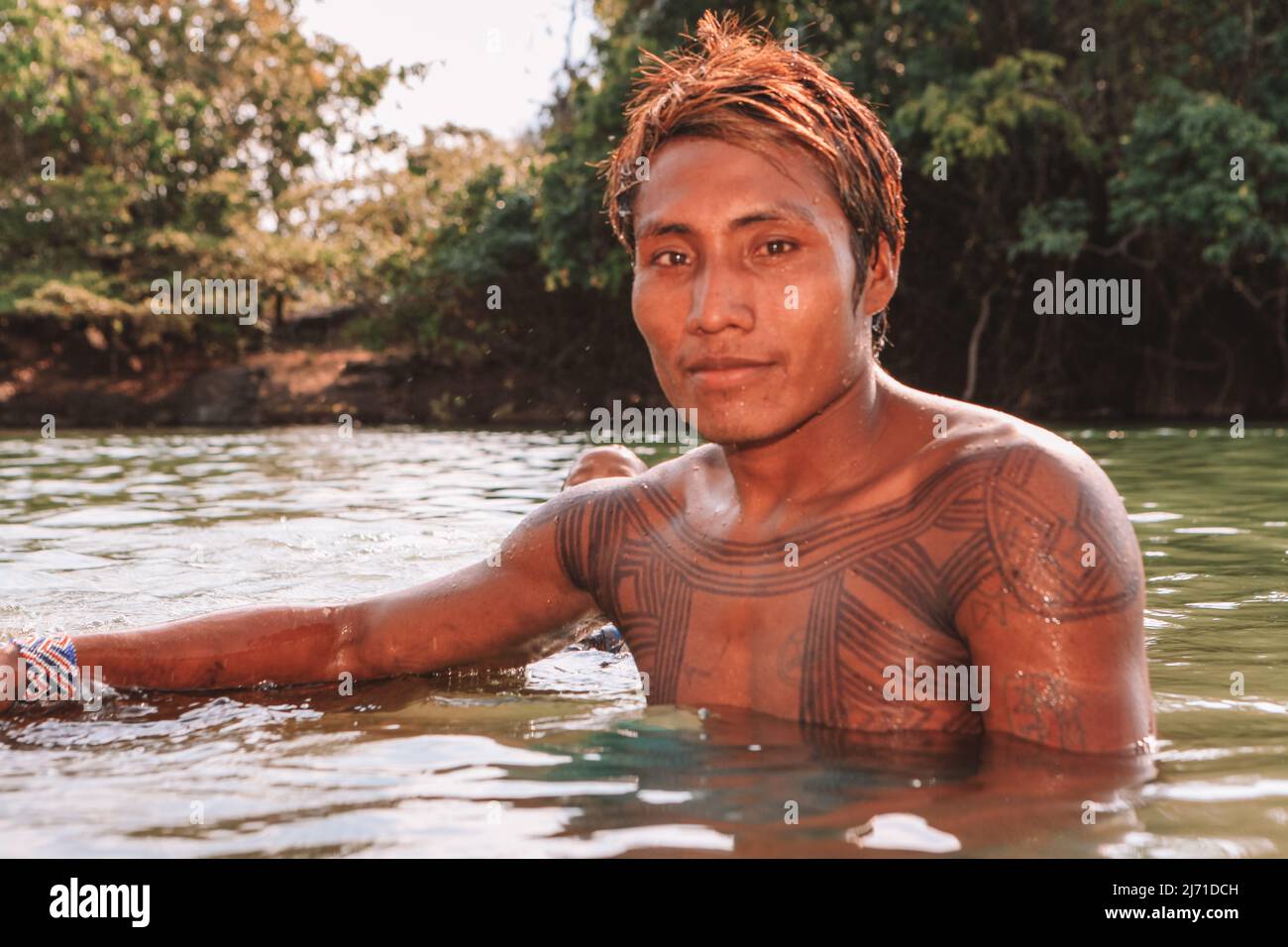 Un jeune indien de la tribu Asurini Amazone se baignant dans la rivière Xingu. Brésil, 2009. Banque D'Images