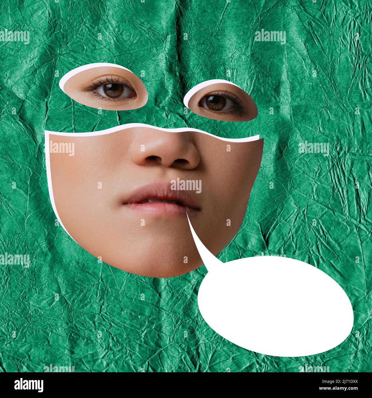 Collage d'art contemporain. Jeune femme qui porte un masque de super-héros isolé sur fond vert avec bulle de la parole Banque D'Images